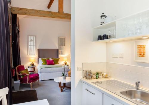 een keuken en een woonkamer met een bed bij Rotheram (Suite) at Bicester Heritage in Bicester