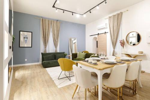 une salle à manger et un salon avec une table et des chaises dans l'établissement Le Viennet by Paul Riquet 1609 Residences, à Béziers