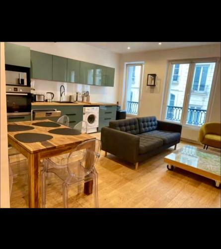 une cuisine et un salon avec un canapé et une table dans l'établissement Paris Centre, à Paris