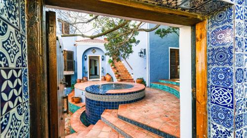 Casa con patio con bañera en el patio en Milkwood Beach Villa, en Wilderness
