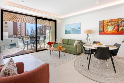 Jade Tower - 2-Bedroom Coastal Luxury Apartment in Fuengirola