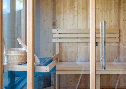 a sauna with wood paneled walls and a wooden shelf at Stylish 2BD with Private Garden and Sauna in Oxford
