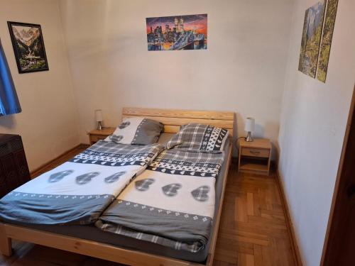 Dos camas individuales en una habitación con en Ferienwohnung Kupfer, en Schmiedefeld am Rennsteig