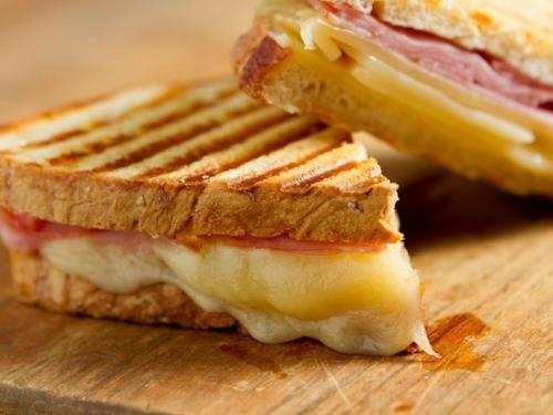 een sandwich met vlees en kaas op een snijplank bij Santa Caterina da Siena B&B in Catania