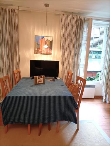 - une table à manger avec un tissu de table noir et blanc dans l'établissement Romantic garden studio, à Paris