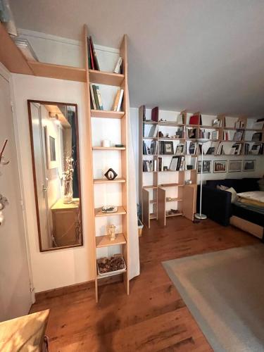 une chambre avec un miroir et une chambre avec des étagères dans l'établissement Romantic garden studio, à Paris