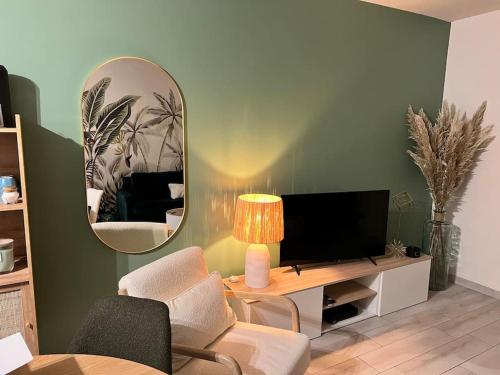 Μια τηλεόραση ή/και κέντρο ψυχαγωγίας στο Maison rénovée haut de gamme de centre-ville