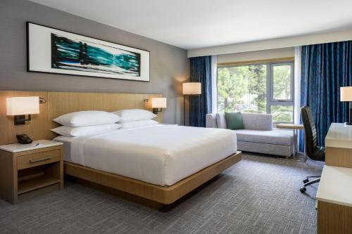 Кровать или кровати в номере Delta Hotels by Marriott Ontario Airport