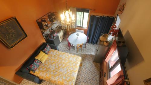 an overhead view of a living room with a table at Le Gîte des Jardins d'Ispahan in Prignac-et-Marcamps
