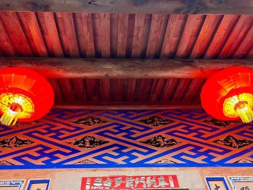 two red lanterns on the ceiling of a room at Shenten Homestay in Jincheng