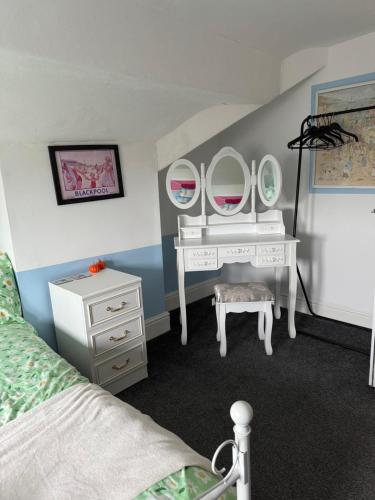 Una cama o camas en una habitación de Quirky Attic Blackpool