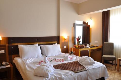 Postel nebo postele na pokoji v ubytování İğneada Resort Hotel & SPA