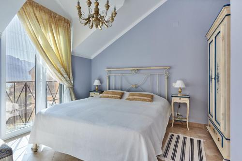 une chambre avec un lit et une grande fenêtre dans l'établissement GreenHill Scenic Apartment, à Gornji Orahovac