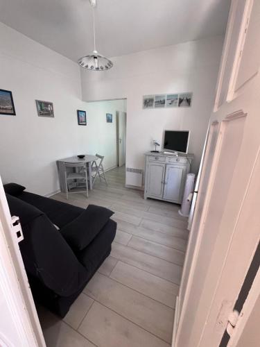 un salon avec un canapé et une table dans l'établissement MAISON SAINT PALAIS SUR MER, à Saint-Palais-sur-Mer
