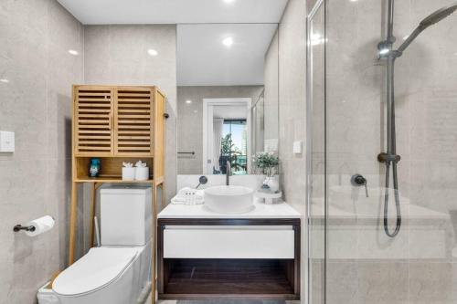 Et badeværelse på Coastal Escape in Broadbeach