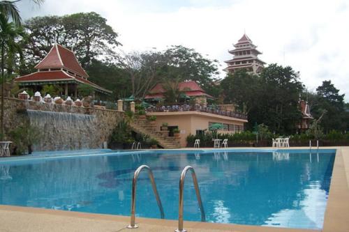 Poolen vid eller i närheten av Grand Mandarin Betong Hotel