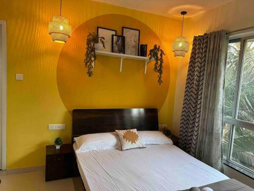 Sunflower Pvt Studio Room in Koregaon Park with AC WiFi Smart TVにあるベッド