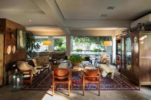 a living room with a table and chairs at Work Hotel Design in São Leopoldo