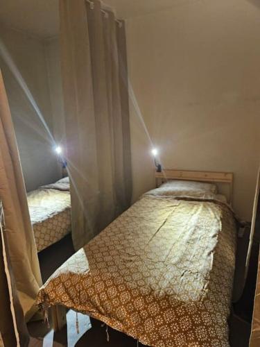 - 2 lits jumeaux dans une chambre avec rideaux dans l'établissement Dortoir 4 lits proche de la gare de pessac, à Pessac