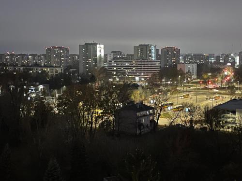 Nespecifikovaný výhled na destinaci Varšava nebo výhled na město při pohledu z apartmánu
