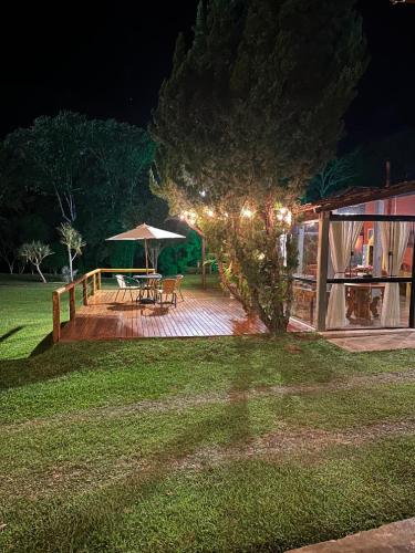 Taman di luar Pousada Vale dos Diamantes