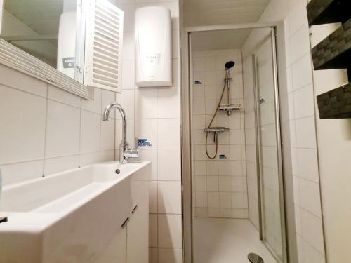 a bathroom with a sink and a shower at Lieblingsort in Sankt Peter-Ording