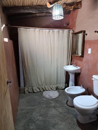 un baño con inodoro y lavabo en El Cerrito, en Maimará