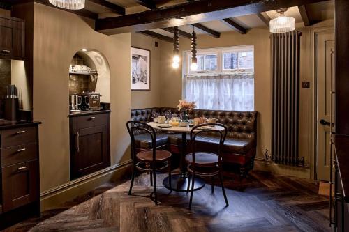 a dining room with a table and chairs at The Knitters House - Luxury 3 Bedroom Property in Nottingham