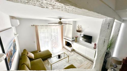 ein Wohnzimmer mit Sofa und Fernseher in der Unterkunft Casa Costa del Sol Beach&Golf,Marbella in Sitio de Calahonda