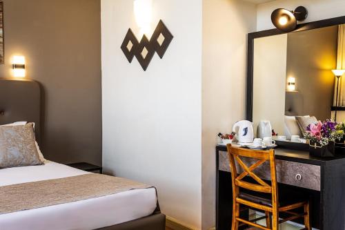 Postel nebo postele na pokoji v ubytování Inbar Hotel