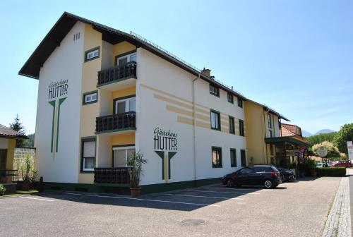 budynek z parkingiem w obiekcie Hotel Garni Gästehaus Hutter w mieście Unterburg am Klopeiner See