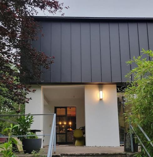 a house with a black and white facade at Au vert chez Diane in Sparsbach