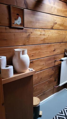 a wooden wall with a vase on a shelf at Ferienhaus Aida in Schwarzach
