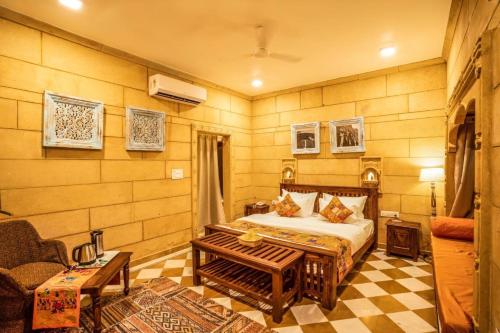 Postel nebo postele na pokoji v ubytování Sky Residency Jaisalmer