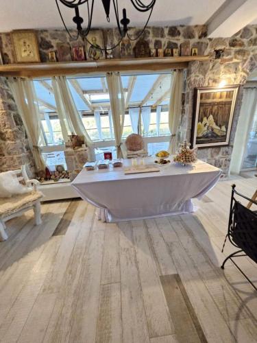 Φωτογραφία από το άλμπουμ του Villa,,MOLITVA,, σε Lesnovo
