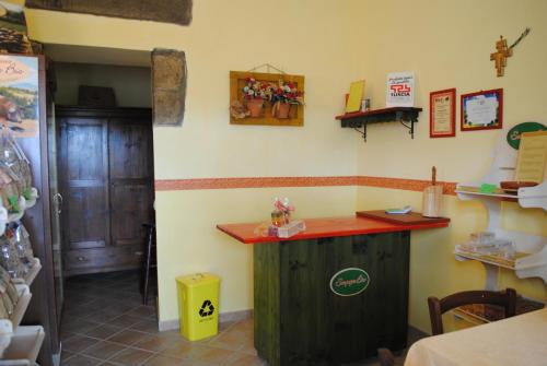 un restaurante con un mostrador en la esquina de una habitación en Agriturismo Tenuta Serpepe, en Marta