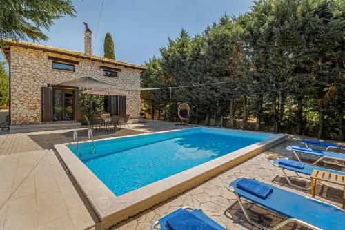 Villa Fuoco, a luxury villa with private pool, 10 mins drive from the beach