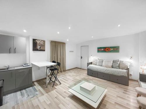 Posezení v ubytování L'Oasis Champenois - Terrace, Garden, Wifi