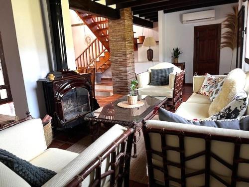 Luxury Wellness Villa with Pool Yoga Studio & Hammam for 14p & 40 min to Malaga city