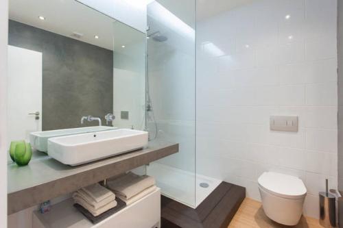 リスボンにあるLisbon design flat in Principe Realの白いバスルーム(洗面台、トイレ付)