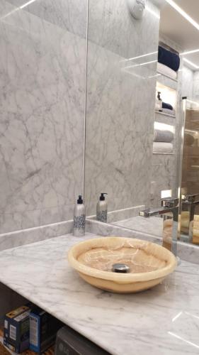 La salle de bains est pourvue d'un lavabo en bois. dans l'établissement Luxurious and Glamorous Apartment, à Paris