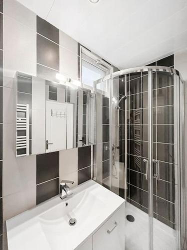 une salle de bain blanche avec un lavabo et une douche dans l'établissement Escapade en Champagne - Modern, Wifi, 2 pers, à Châlons-en-Champagne
