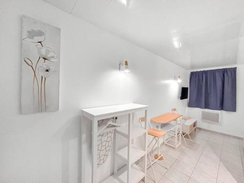 une chambre blanche avec un comptoir et des chaises blancs dans l'établissement Escapade en Champagne - Modern, Wifi, 2 pers, à Châlons-en-Champagne