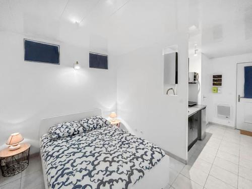 une chambre blanche avec un lit et une cuisine dans l'établissement Escapade en Champagne - Modern, Wifi, 2 pers, à Châlons-en-Champagne