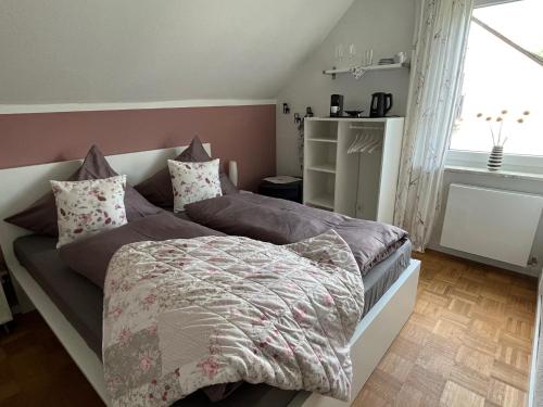 a bedroom with two beds and a window at Gästehaus Schorn in Zell an der Mosel