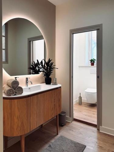 une salle de bain avec un lavabo, un miroir et une baignoire dans l'établissement Les Dunes Appartement Cosy 200m de la mer, à Le Touquet-Paris-Plage