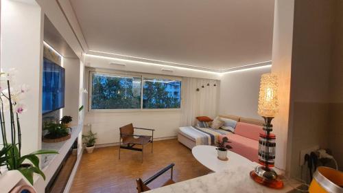 un salon avec un canapé et une table dans l'établissement Luxurious and Glamorous Apartment, à Paris