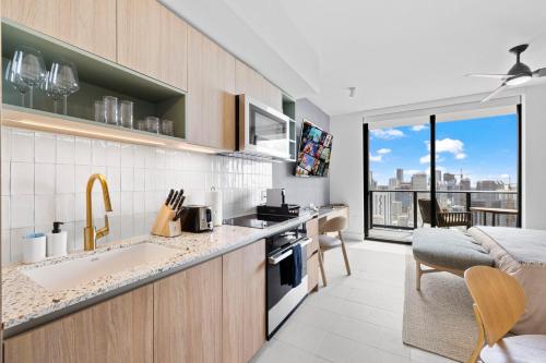 Η κουζίνα ή μικρή κουζίνα στο On 47th Floor! Apartment With Top Amenities