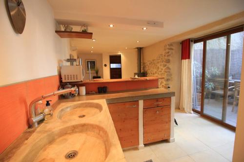 La salle de bains est pourvue d'un lavabo en bois. dans l'établissement Maison de village avec piscine proche de Narbonne, à Moussan