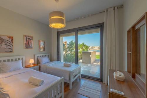 Postel nebo postele na pokoji v ubytování Charming 2-Lvl 3BR Lagoon Home in Shedwan El Gouna, Pool Access
